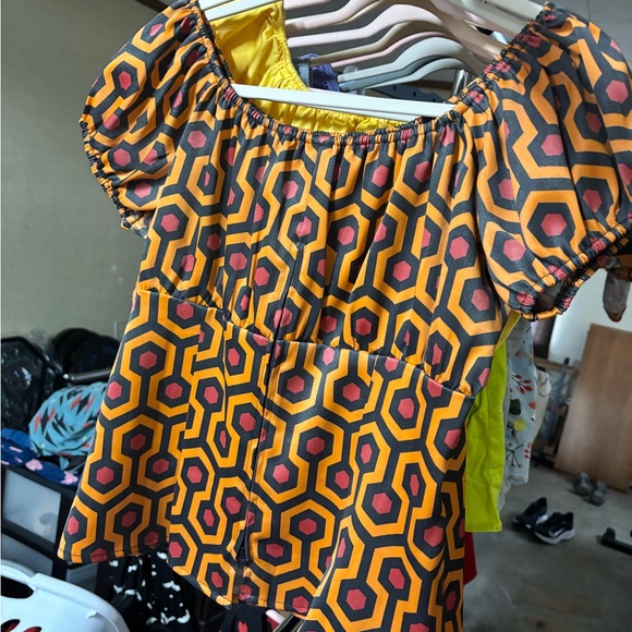 Pinup Couture classic peasant top in hotel hexagon print XL - Picture 2 of 2